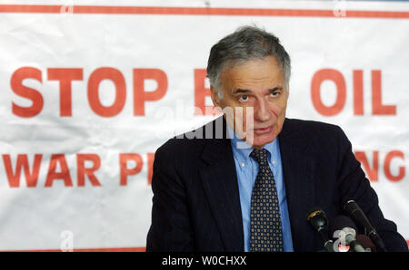 Ralph Nader antworten Fragen von der Presse auf einer Pressekonferenz ein 'Stoppt den Krieg"-Kampagne, in der die Kommission ihre Feststellungen im Irak zu öffnen und zwei Berichte zu lösen, zu verkünden, "Bush Familie Kriegsprofiteure" und "Die Institutionalisierung von Korruption und Geheimhaltung" am 24. Februar 2005 in Washington. Nader sagte, der Krieg im Irak illigal ist, dass die Wahlen nicht legitamate und forderte, die amerikanischen Truppen in sechs Monaten zu kommen. (UPI Foto/Michael Kleinfeld) Stockfoto