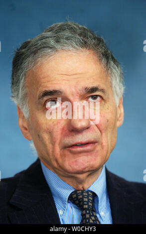 Ralph Nader antworten Fragen von der Presse auf einer Pressekonferenz ein 'Stoppt den Krieg"-Kampagne, in der die Kommission ihre Feststellungen im Irak zu öffnen und zwei Berichte zu lösen, zu verkünden, "Bush Familie Kriegsprofiteure" und "Die Institutionalisierung von Korruption und Geheimhaltung" am 24. Februar 2005 in Washington. Nader sagte, der Krieg im Irak illigal ist, dass die Wahlen nicht legitamate und forderte, die amerikanischen Truppen in sechs Monaten zu kommen. (UPI Foto/Michael Kleinfeld) Stockfoto