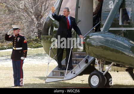 Präsident George W. Bush wird auf Marine One im Süden Rasen des Weißen Hauses am 9. März in Washington 2005 abzuweichen. Bush zuvor mit der rumänische Präsident Traian Basescu und diskutierten über die zukünftige Rolle von Rumänien im Irak, und Rumäniens Beteiligung mit der NATO. (UPI Foto/Michael Kleinfeld) Stockfoto