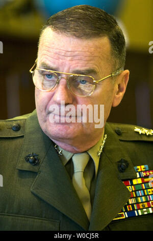 US-General James Jones, Oberster Alliierter Befehlshaber Europa und Commander, U.S. European Command bezeugt vor Haus Mittel Unterausschuss für GJ 2006 Mittel für das Europäische Befehl, am 10. März 2005, auf dem Capitol Hill in Washington. (UPI Foto/Kamenko Pajic) Stockfoto