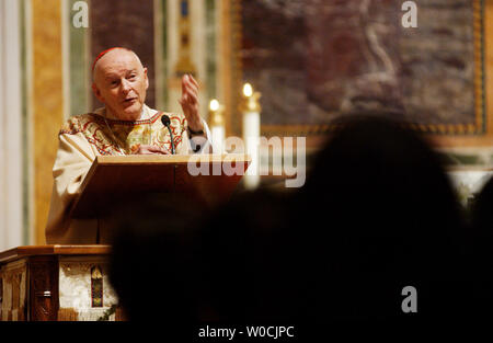 Theodore McCarrick, Erzbischof von Washington, DC, führt eine Masse Zeremonie am St. Matthews Kathedrale von Washington am 3. April 2005. McCarrick sprach von der Tod von Papst Johannes Paul II., der am 2. April starb, sprach er eine Inspiration war nicht nur an die Katholiken, zu denen des Glaubens in der ganzen Welt. Der 84-jährige Papst starb nach Leiden Herz- und Nierenversagen. (UPI Foto/Michael Kleinfeld) Stockfoto