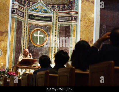 Theodore McCarrick, Erzbischof von Washington, DC, führt eine Masse Zeremonie am St. Matthews Kathedrale von Washington am 3. April 2005. McCarrick sprach von der Tod von Papst Johannes Paul II., der am 2. April starb, sprach er eine Inspiration war nicht nur an die Katholiken, zu denen des Glaubens in der ganzen Welt. Der 84-jährige Papst starb nach Leiden Herz- und Nierenversagen. (UPI Foto/Michael Kleinfeld) Stockfoto