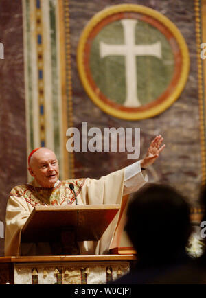 Theodore McCarrick, Erzbischof von Washington, DC, führt eine Masse Zeremonie am St. Matthews Kathedrale von Washington am 3. April 2005. McCarrick sprach von der Tod von Papst Johannes Paul II., der am 2. April starb, sprach er eine Inspiration war nicht nur an die Katholiken, zu denen des Glaubens in der ganzen Welt. Der 84-jährige Papst starb nach Leiden Herz- und Nierenversagen. (UPI Foto/Michael Kleinfeld) Stockfoto