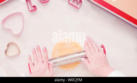 Flach. Schritt für Schritt. Rolling Zucker Plätzchenteig mit Metall Rolling Pin. Stockfoto