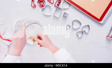 Flach. Schritt für Schritt. Rolling Zucker Plätzchenteig mit Metall Rolling Pin. Stockfoto