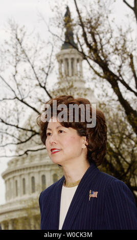 Arbeitsminister Elaine Chao spricht bei einer Pressekonferenz über die republikanischen Senat jobs Agenda am 12. April 2005 in Washington. Sie wurde von Senator Rick Santorum, R-PA., und Senator Norm Coleman, R-Minn. Ihre neuen Plan soll Minderheiten am Arbeitsplatz zu fördern. (UPI Foto/Michael Kleinfeld) Stockfoto