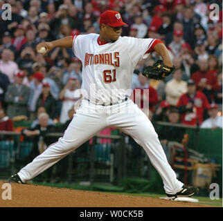 Washington Nationals Livan Hernandez liefert den ersten Pitch zu Arizona Diamondbacks Craig Counsell das erste Inning von Spiel April 14. 2005. Es war ein Streik. Major League Baseball zurück nach Washington nach einer Abwesenheit von 34 Jahren. (UPI Fotos/Pat Benic) Stockfoto