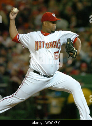 Washington Nationals Livan Hernandez liefert ein Pitch im neunten Inning von Spiel gegen die Arizona Diamondbacks Craig Counsell im ersten Inning von Spiel April 14. 2005. Hernandez nahm das - hitter in der 9. Aber nach drei - lassen Sie Homer. Staatsangehörige gewann 5-3. Major League Baseball zurück nach Washington nach einer Abwesenheit von 34 Jahren. (UPI Fotos/Pat Benic) Stockfoto