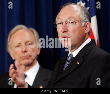 Sen Ken Salazar, D-CO, spricht für die Mitglieder der Presse bei einer Pressekonferenz auf die Republikaner versuchen, die filibuster als Werkzeug in den Kongress zu Ende, am 20. April 2005. Salazar, sagte der Republikaner nicht die Regeln ändern. Senator Joe Lieberman, D-Conn, schaut an. (UPI Foto/Michael Kleinfeld) Stockfoto