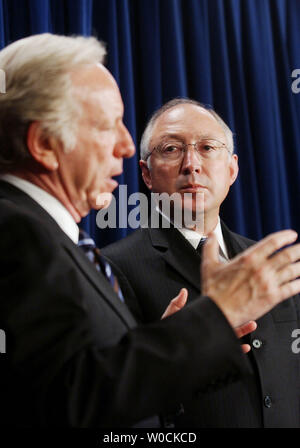 Senator Joe Lieberman, D-Conn, spricht mit Mitgliedern der Presse bei einer Pressekonferenz auf die Republikaner versuchen, die filibuster als Werkzeug in den Kongress zu Ende, am 20. April 2005. Lieberman sagte, die Republikaner nicht die Regeln ändern. Sen Ken Salazar, D-CO, schaut an. (UPI Foto/Michael Kleinfeld) Stockfoto