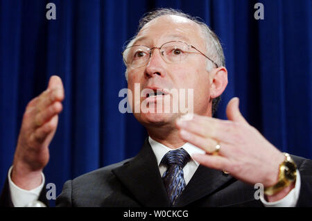 Sen Ken Salazar, D-CO, spricht für die Mitglieder der Presse bei einer Pressekonferenz auf die Republikaner versuchen, die filibuster als Werkzeug in den Kongress zu Ende, am 20. April 2005. Salazar, sagte der Republikaner nicht die Regeln ändern. (UPI Foto/Michael Kleinfeld) Stockfoto