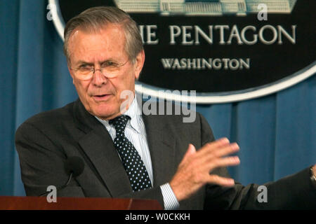 US-Verteidigungsminister Donald Rumsfeld Gesten während der Pressekonferenz im Pentagon in Washington, 26. April 2005. (UPI Foto/Kamenko Pajic) Stockfoto