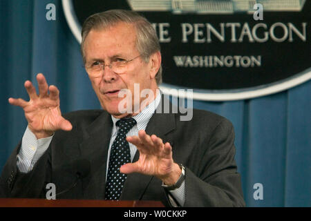 US-Verteidigungsminister Donald Rumsfeld Gesten während der Pressekonferenz im Pentagon in Washington, 26. April 2005. (UPI Foto/Kamenko Pajic) Stockfoto
