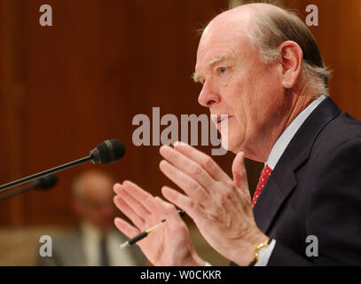 Us-Finanzminister John Snow bezeugt vor der Senat Mittel Ausschuss für das GJ 2006 Mittel für das Finanzministerium am 26. April 2005 in Washington. Schnee war über Missmanagement von Geldern in die Schatzkammer Abt. Gebäude während der Renovierungsarbeiten gebeten und auch an die IRS. (UPI Foto/Michael Kleinfeld) Stockfoto