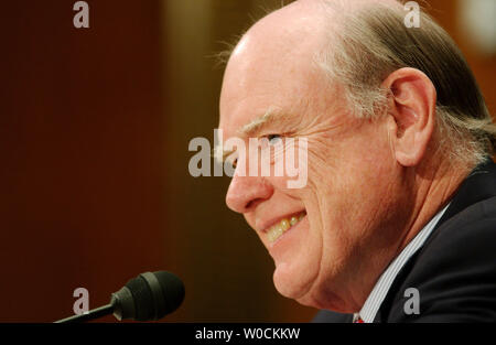 Us-Finanzminister John Snow bezeugt vor der Senat Mittel Ausschuss für das GJ 2006 Mittel für das Finanzministerium am 26. April 2005 in Washington. Schnee war über Missmanagement von Geldern in die Schatzkammer Abt. Gebäude während der Renovierungsarbeiten gebeten und auch an die IRS. (UPI Foto/Michael Kleinfeld) Stockfoto