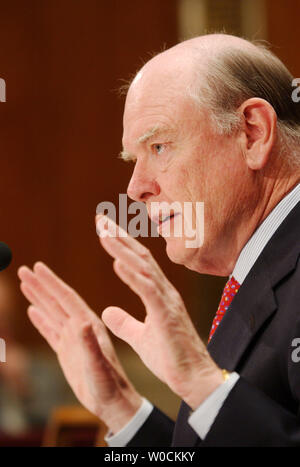 Us-Finanzminister John Snow bezeugt vor der Senat Mittel Ausschuss für das GJ 2006 Mittel für das Finanzministerium am 26. April 2005 in Washington. Schnee war über Missmanagement von Geldern in die Schatzkammer Abt. Gebäude während der Renovierungsarbeiten gebeten und auch an die IRS. (UPI Foto/Michael Kleinfeld) Stockfoto