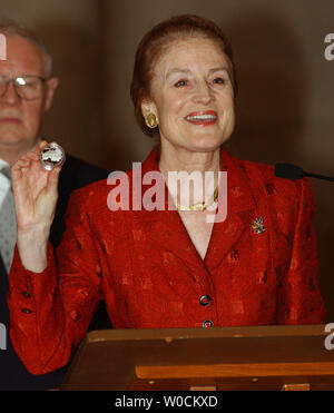 US Mint Direktor Henrietta Holsman Fore hält die Münze als die US-Münze der Chief Justice John Marshall Silver Dollar am Obersten Gerichtshof am 4. Mai 2005 in Washington. (UPI Foto/Roger L. Wollenberg) Stockfoto