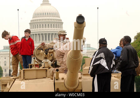 Touristen überprüfen Sie aus einem M1A2 Kampfpanzer Abrahms auf der National Mall in der Nähe des U.S. Capitol in Washington während der öffentlich-rechtlichen Anerkennung Woche am 6. Mai 2005. (UPI Foto/Roger L. Wollenberg) Stockfoto