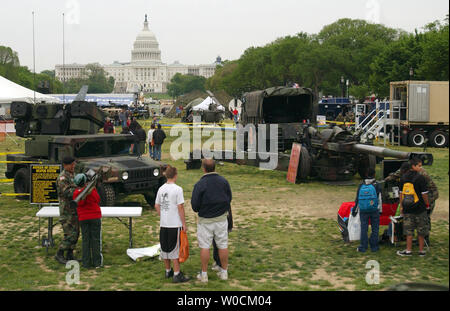 Touristen überprüfen Sie aus militärischen Zahnrad auf der National Mall in der Nähe des U.S. Capitol in Washington während der öffentlich-rechtlichen Anerkennung Woche am 6. Mai 2005. (UPI Foto/Roger L. Wollenberg) Stockfoto