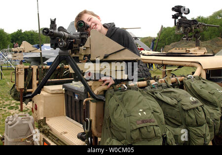 Ryan Alexander, 11, von New Jersey Kontrollen militärischen Zahnrad auf der National Mall in der Nähe des U.S. Capitol in Washington während der öffentlich-rechtlichen Anerkennung Woche am 6. Mai 2005. (UPI Foto/Roger L. Wollenberg) Stockfoto
