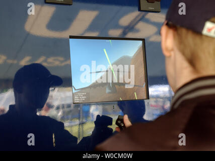Ein Tourist spielt mit einer Air Force Flight Simulator auf der National Mall in der Nähe des U.S. Capitol in Washington während der öffentlich-rechtlichen Anerkennung Woche am 6. Mai 2005. (UPI Foto/Roger L. Wollenberg) Stockfoto