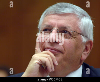 David Stern, Herr Kommissar der NBA bezeugt vor dem Haus Regierung Reform Ausschuss Anhörung über steroid Gebrauch in der National Basketball Association und deren steroid Testprogramm, am 19. Mai 2005 in Washington. Stern sagte, dass NBA Spieler nicht aus der Verwendung von Steroiden profitieren, und somit eine strenge Politik nicht notwendig ist. (UPI Foto/Michael Kleinfeld) Stockfoto