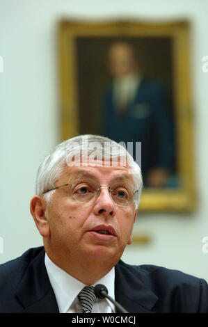 David Stern, Herr Kommissar der NBA bezeugt vor dem Haus Regierung Reform Ausschuss Anhörung über steroid Gebrauch in der National Basketball Association und deren steroid Testprogramm, am 19. Mai 2005 in Washington. Stern sagte, dass NBA Spieler nicht aus der Verwendung von Steroiden profitieren, und somit eine strenge Politik nicht notwendig ist. (UPI Foto/Michael Kleinfeld) Stockfoto