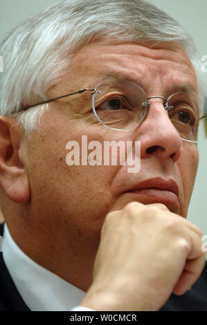 David Stern, Herr Kommissar der NBA bezeugt vor dem Haus Regierung Reform Ausschuss Anhörung über steroid Gebrauch in der National Basketball Association und deren steroid Testprogramm, am 19. Mai 2005 in Washington. Stern sagte, dass NBA Spieler nicht aus der Verwendung von Steroiden profitieren, und somit eine strenge Politik nicht notwendig ist. (UPI Foto/Michael Kleinfeld) Stockfoto