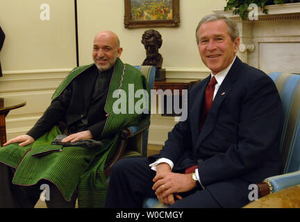 Der afghanische Präsident Hamid Karsai, Links, ist an das Oval Office von Präsident George W. Bush begrüßt, am 23. Mai 2005 in Washington. Bush und Karsai sprach über häftling Missbrauch, die Herstellung von Drogen und den Krieg im Irak. (UPI Foto/Michael Kleinfeld) Stockfoto