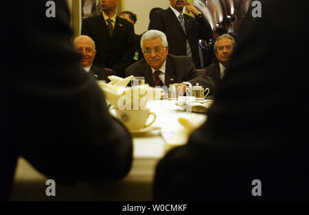 Der palästinensische Präsident Mahmoud Abbas trifft sich mit den US-Senat ausländischen Bezug Ausschuss auf dem Capitol Hill am 25. Mai 2005 in Washington. Abbas in Washington die aktuelle Situation in Israel und Palästina zu diskutieren, und über den Friedensprozess zu sprechen. (UPI Foto/Michael Kleinfeld) Stockfoto