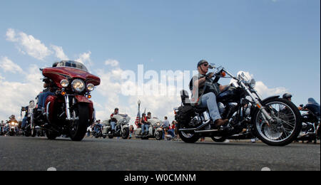 Die Teilnehmer in 'Rolling Thunder' Fahrt ihre Motorräder auf der Memorial Bridge in Washington am 29. Mai 2005. Die jährliche Veranstaltung am Sonntag der Memorial Day Wochenende ist diejenigen, die gestorben sind, während das US-Militär, P.O.W's und für mehr Rechte und Vorteile für Veteranen zu schieben, daran zu gedenken. (UPI Foto/Michael Kleinfeld) Stockfoto