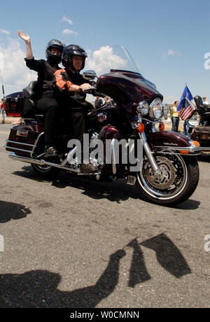 Die Teilnehmer in 'Rolling Thunder' Fahrt ihre Motorräder auf der Memorial Bridge in Washington am 29. Mai 2005. Die jährliche Veranstaltung am Sonntag der Memorial Day Wochenende ist diejenigen, die gestorben sind, während das US-Militär, P.O.W's und für mehr Rechte und Vorteile für Veteranen zu schieben, daran zu gedenken. (UPI Foto/Michael Kleinfeld) Stockfoto