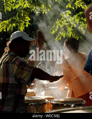 Ein DC-lokale Tänze bei Malcom X Park wie andere in einem Drum Circle in Washington am 12. Juni 2005 teilnehmen. Lokale Künstler und Musiker versammeln sich jeden Sonntag zum Spielen, Verweilen und Tanzen zu den Percussion, wie das Wetter in DC wärmer. (UPI Foto/Michael Kleinfeld) Stockfoto