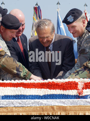 Verteidigungsminister Donald Rumsfeld, Mitte, hilft eine Geburtstagstorte während einer Zeremonie feiern 230ste Geburtstag der Armee am 14. Juni 2005, in das Pentagon in Arlington, Virginia. Von links sind SMA Kenneth O. Preston, Sergeant Major der Armee; Francis J. Harvy, Sekretär der Armee; Rumsfeld und General Peter J. Schoomaker, Stabschef der Armee. (UPI Foto/Roger L. Wollenberg) Stockfoto