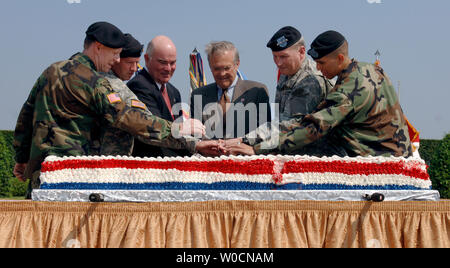 Verteidigungsminister Donald Rumsfeld, Mitte, hilft eine Geburtstagstorte während einer Zeremonie feiern 230ste Geburtstag der Armee am 14. Juni 2005, in das Pentagon in Arlington, Virginia. Von links sind Oberst David McLeod; SMA Kenneth O. Preston, Sergeant Major der Armee; Francis J. Harvy, Sekretär der Armee; Rumsfeld; Gen. Peter J. Schoomaker, Stabschef der Armee; und PFC-Roberto Burgos. (UPI Foto/Roger L. Wollenberg) Stockfoto