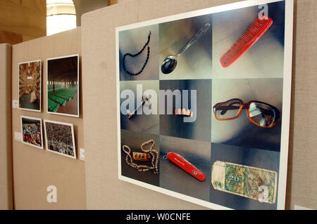 Die fotoausstellung Rebrenica, Erinnerung für die Zukunft", ist auf der Anzeige des Russell Senate Office Building in Washington am 16. Juni 2005. Die Ausstellung erinnert an den 10. Jahrestag des Völkermords in Srebrenica in Bosnien und Herzegowina. Stockfoto