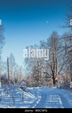 Winter snow Village Road Landschaft. Russischen Dorf Straße im Winter Schnee Saison. Winter snow Village Road in Russland Stockfoto