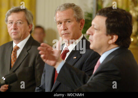 Präsident George W. Bush nimmt an einer Presse Verfügbarkeit mit der luxemburgische Premierminister Jean-Claude Juncker, der derzeit die EU-Präsident, Links, und José Manuel Barroso, Präsident der Europäischen Kommission, rechts, am 20. Juni 2005 in Washington. Die Delegation wird in Washington die Vereinigten Staaten, um zu gewährleisten, dass die jüngsten Rückschläge in Form einer EU-Verfassung nicht die Beziehungen zwischen den beiden Regierungen verletzen. (UPI Foto/Micheal Kleinfeld) Stockfoto