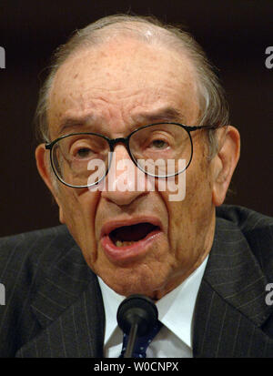 Federal Reserve Chairman Alan Greenspan bezeugt vor der Finanzausschuss über uns - China die wirtschaftlichen Beziehungen während einer Anhörung auf dem Capitol Hill in Washington am 23. Juni 2005. (UPI Foto/Roger L. Wollenberg) Stockfoto