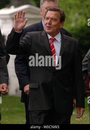 Bundeskanzler Schroeder kommt an das Weiße Haus mit seiner Eskorte am 27. Juni 2005. Schroeder ist Treffen mit US-Präsident George W. Bush. (UPI Foto/Roger L. Wollenberg) Stockfoto