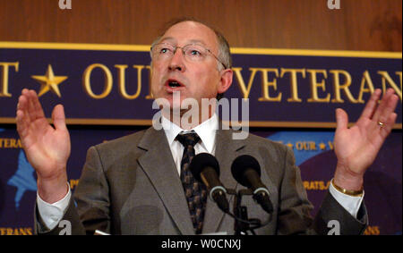 Sen Ken Salazar, D-CO, spricht auf einer Pressekonferenz im Hinblick auf die Finanzierung der Veteranen, am 27. Juni 2005 in Washington. Er forderte Präsident Bush dem amerikanischen Volk sauber zu diesem aktuellen Finanzierungskrise für Veteranen unserer Nation zu kommen, wenn er die Nation am Dienstag Adressen. (UPI Foto/Michael Kleinfeld) Stockfoto