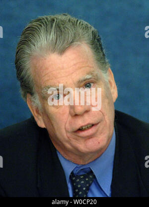 Bruce McColm, Präsident, Institut für Demokratische Strategien, spricht über die Bedrohungen durch den Iran und mögliche Lösungen bei einer Pressekonferenz durch den Iran Policy Committee im National Press Club in Washington hielt am 30. Juni 2005. Der Ausschuss schlägt vor, dass die Diplomatie und militärische Optionen nicht praktikabel sind und dass Regimewechsel durch die Unterstützung der oppositionellen Gruppen könnte eine bessere Option sein. (UPI Foto/Roger L. Wollenberg) Stockfoto