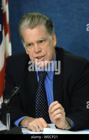 Bruce McColm, Präsident, Institut für Demokratische Strategien, spricht über die Bedrohungen durch den Iran und mögliche Lösungen bei einer Pressekonferenz durch den Iran Policy Committee im National Press Club in Washington hielt am 30. Juni 2005. Der Ausschuss schlägt vor, dass die Diplomatie und militärische Optionen nicht praktikabel sind und dass Regimewechsel durch die Unterstützung der oppositionellen Gruppen könnte eine bessere Option sein. (UPI Foto/Roger L. Wollenberg) Stockfoto