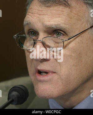 Senator Jon Kyl (R-AZ) bezeugt vor einem Senat-rechtsausschusse Anhörung zur umfassenden Reform der Einwanderung, auf dem Capitol Hill in Washington, DC am 26. Juli 2005. (UPI Foto/Kevin Dietsch) Stockfoto