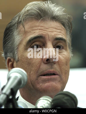 John Walsh, Wirt von America's Most Wanted, spricht in der Unterstützung für den Gefahrübergang, um die Sicherheit der Kinder handeln auf einer Kundgebung auf dem Capitol Hill in Washington, DC am 26. Juli 2005. (UPI Foto/Kevin Dietsch) Stockfoto