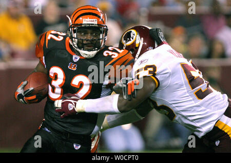 Rudi Johnson (32) Der Cincinnati Bengals ist ergriffen von Marcus Washington (53), für einen Verlust von zehn Yards, bei Fed Ex Feld in Landover, Md am 12.08.19., 2005. Die Bengals gewann dieses preseason Spiel 24-17. (UPI Foto/Kevin Dietsch) Stockfoto