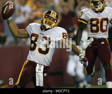 James Thrash (83) von den Washington Redskins spikes der Ball nach einem Touchdown Rezeption von Quarterback Patrick Ramsey gegen die Cincinnati Bengals, bei Fed Ex Feld in Landover, Md am 12.08.19., 2005. Die Bengals gewann dieses preseason Spiel 24-17. (UPI Foto/Kevin Dietsch) Stockfoto