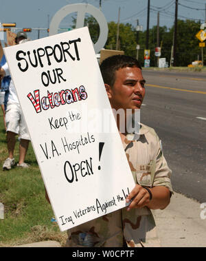 Afghanistan veteran Cody Comacho und andere Demonstranten Bühne ein Protest außerhalb der Waco Veteranen-Krankenhaus in Texas zu verlangen, dass der Krankenhausaufenthalt öffnen und den Veteranen der Rückkehr aus Irak und Afghanistan am 12.08.24, 2005 zu unterstützen. (UPI Foto/Roger L. Wollenberg) Stockfoto