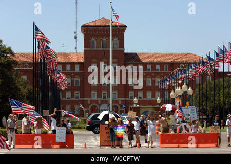 Veteranen und anderen Demonstranten Bühne ein Protest außerhalb der Waco Veteranen-Krankenhaus in Texas zu verlangen, dass der Krankenhausaufenthalt öffnen und den Veteranen der Rückkehr aus Irak und Afghanistan am 12.08.24, 2005 zu unterstützen. (UPI Foto/Roger L. Wollenberg) Stockfoto