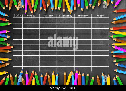 Schule Zeitplan oder Stundenplan Vorlage auf blackboard durch Buntstifte gerahmt Stockfoto